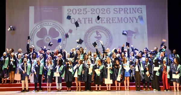DAÜ Eczacılık Fakültesi Kuruluşunun 15. Yılında Mezunlarını Yemin Töreni ile Meslek Hayatına Uğurladı
